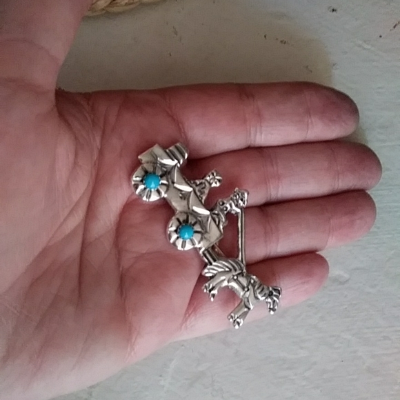 Adorable Native American Sterling & Turquoise Wagon Pin - Picture 5 of 5